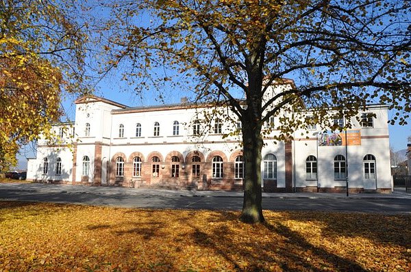 Foto von Ellen Schubert: Der Alte Bahnhof Eschwege beheimatet den Waldorfkindergarten und die Klassen 5 bis 10 der Freien WaldorfschuleWerra-Meißner. Das Gebäude der Grundstufe (Klasse 1-4) befindet sich schräg gegenüber auf dem weitläufigen Schulgelände in der Eisenbahnstraße 1-11.